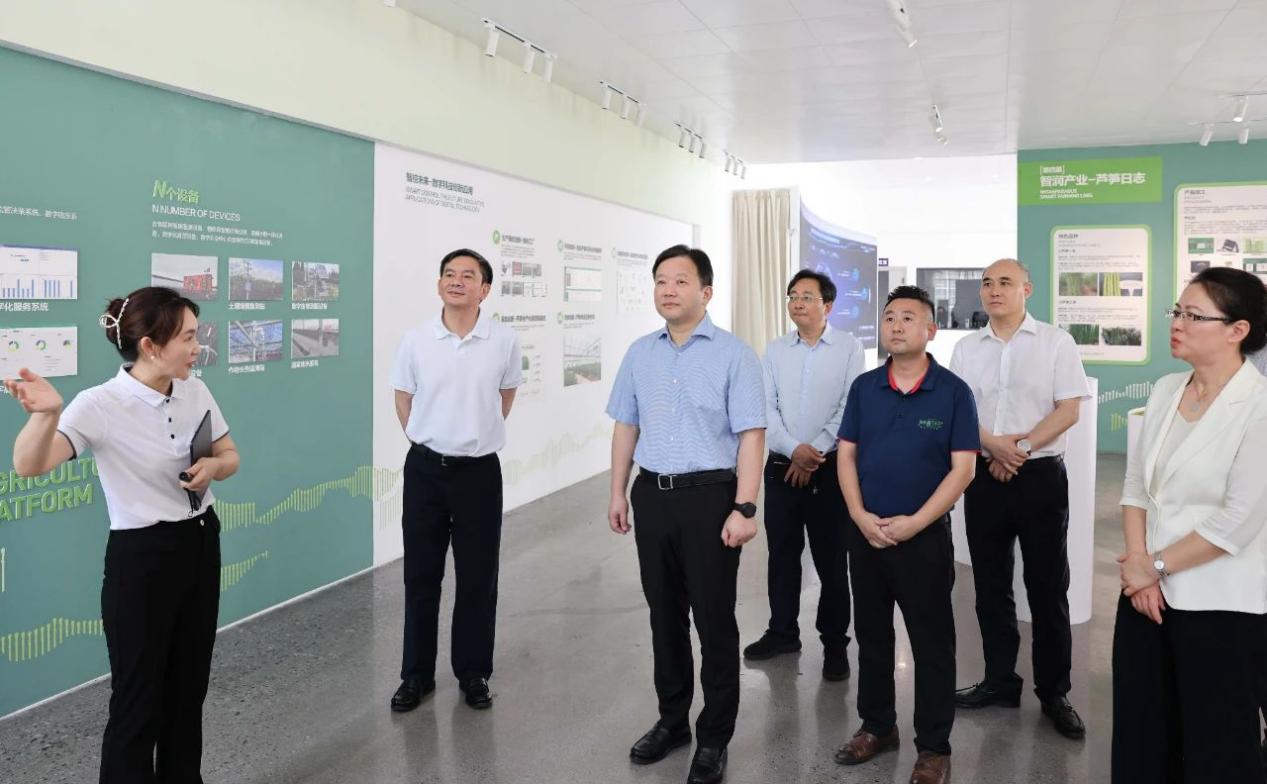 四川省委常委、成都市委書(shū)記曹立軍調(diào)研 新津區(qū)國(guó)家數(shù)字設(shè)施農(nóng)業(yè)創(chuàng)新應(yīng)用基地